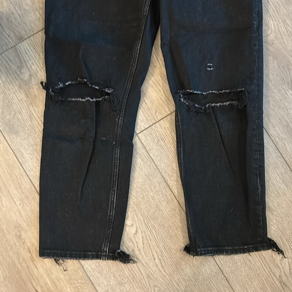 ABERCROMBIE THE MOM HIGH RISE JEAN BLACK WITH DISTRESSING EUC SIZE 26 SHORT - Picture 3 of 7